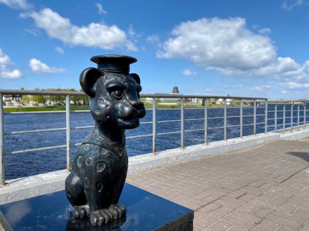 Фигурка Барсика-морячка снова стоит на набережной в Пскове