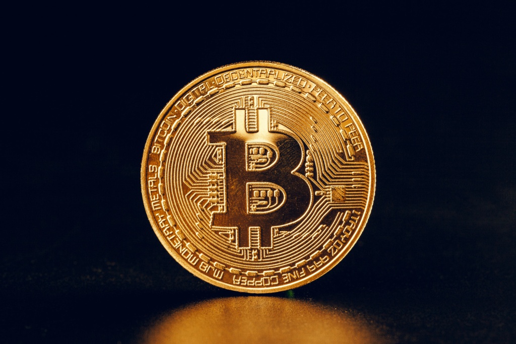 Биткоин снижается на фоне рыночной неопределённости