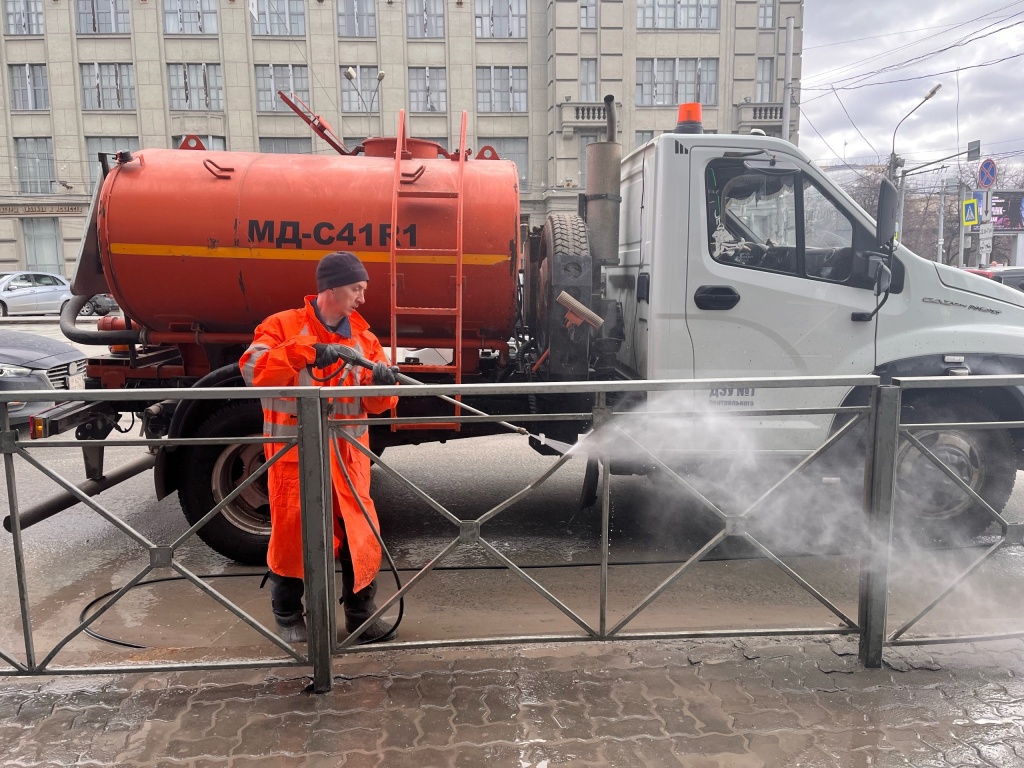 Новосибирск продолжают отмывать и приводить в порядок после зимы