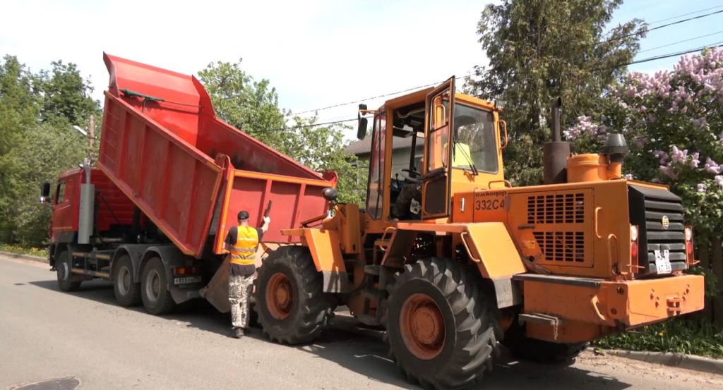 Артём Садула проверил ход ямочного ремонта в Клязьме: 30 тонн асфальта в день и обратная связь с жителями