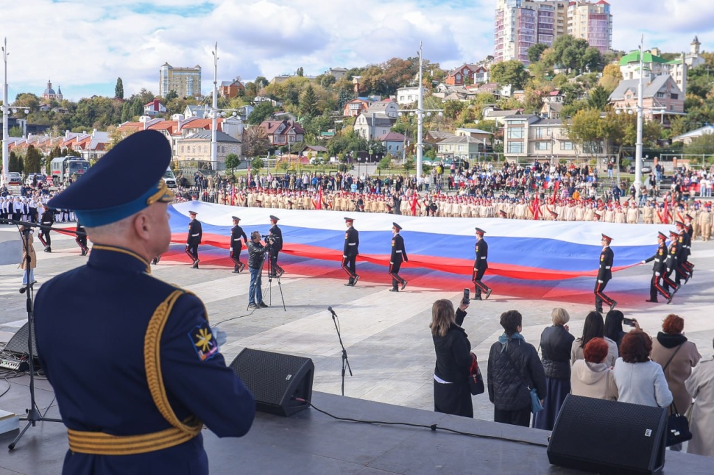 Торжественное посвящение в юнармейцы прошло на Адмиралтейской площади Воронежа Торжественное посвящение в юнармейцы прошло на Адмиралтейской площади Воронежа