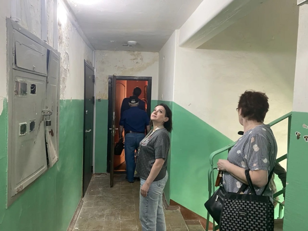Уполномоченный главы Пушкинского взяла на контроль проблемы дома на Ярославском шоссе: Нина Ушакова обсудила с жильцами ремонт кровли, подъездов и благоустройство двора Уполномоченный главы Пушкинского взяла на контроль проблемы дома на Ярославском шоссе: Нина Ушакова обсудила с жильцами ремонт кровли, подъездов и благоустройство двора