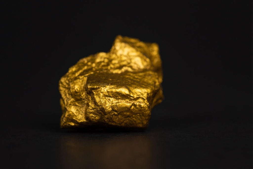 Золото стабилизировалось после очередного рекорда на фоне пошлин Трампа