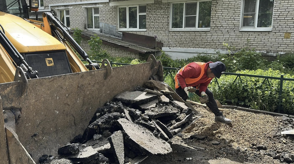 Двор в микрорайоне Росхмель подмосковного Пушкинского преображается: комплексное благоустройство завершится к 12 июля — появятся новый асфальт и свежие газоны