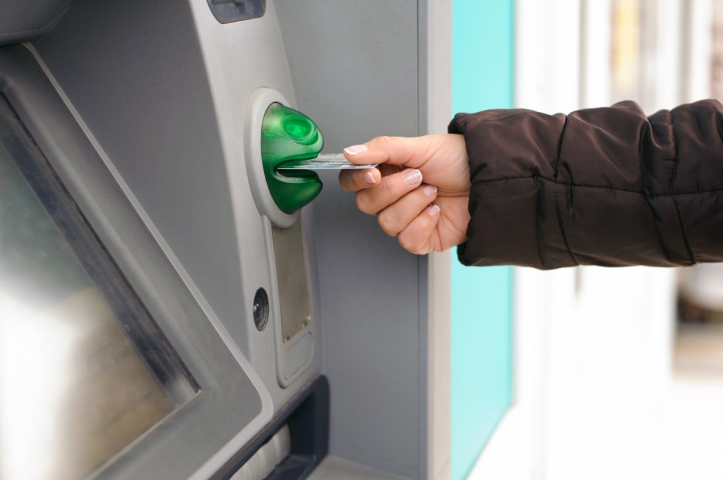 «Газпромбанк» сообщил об отмене снятия наличных с карт Unionpay без комиссии