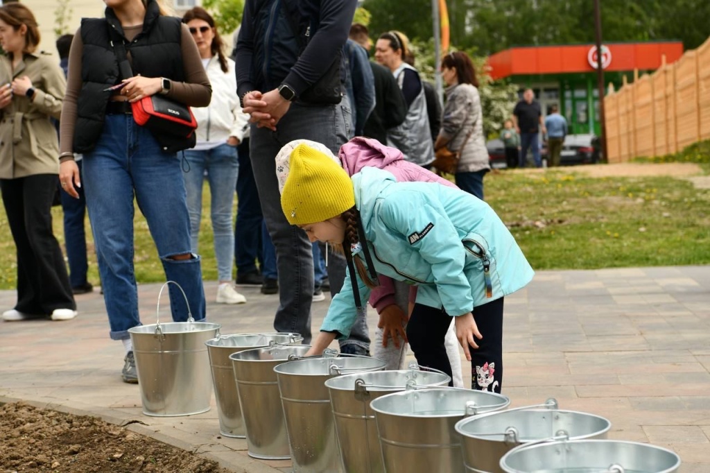 Зелёное обновление набережной Серебрянки: 95 новых деревьев украсили любимое место отдыха жителей подмосковного Пушкино