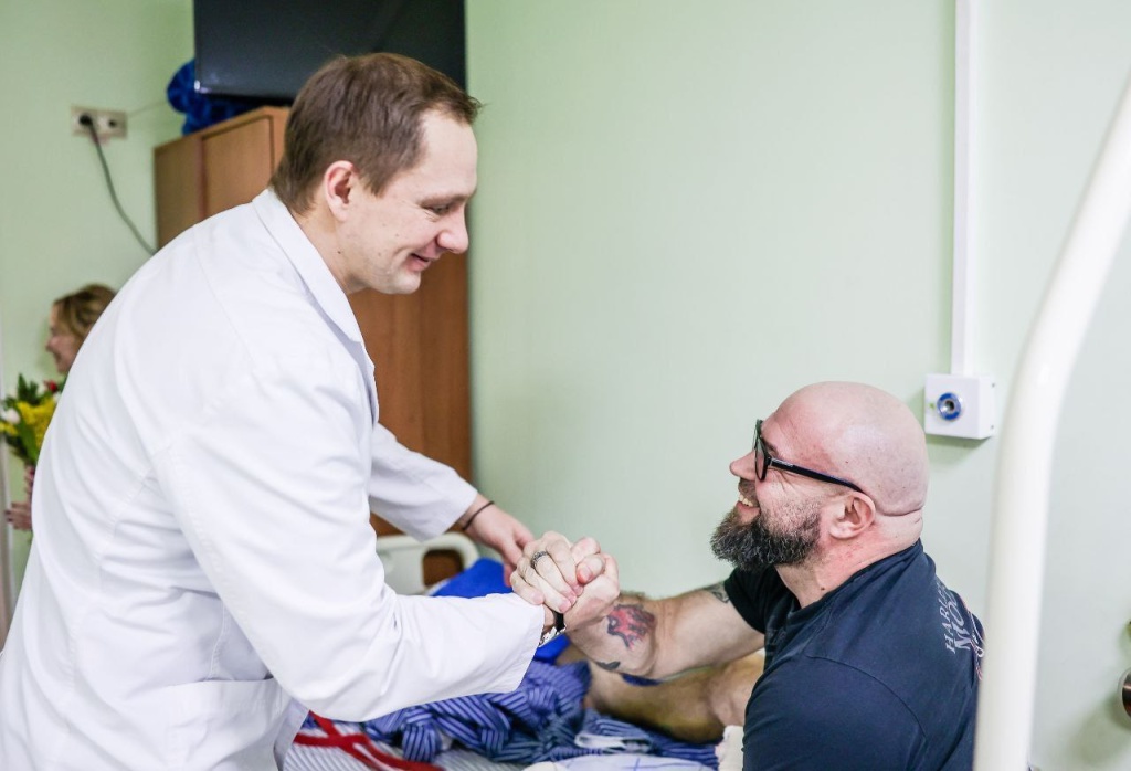 Глава Красногорска навестил в госпитале коллегу, участника СВО