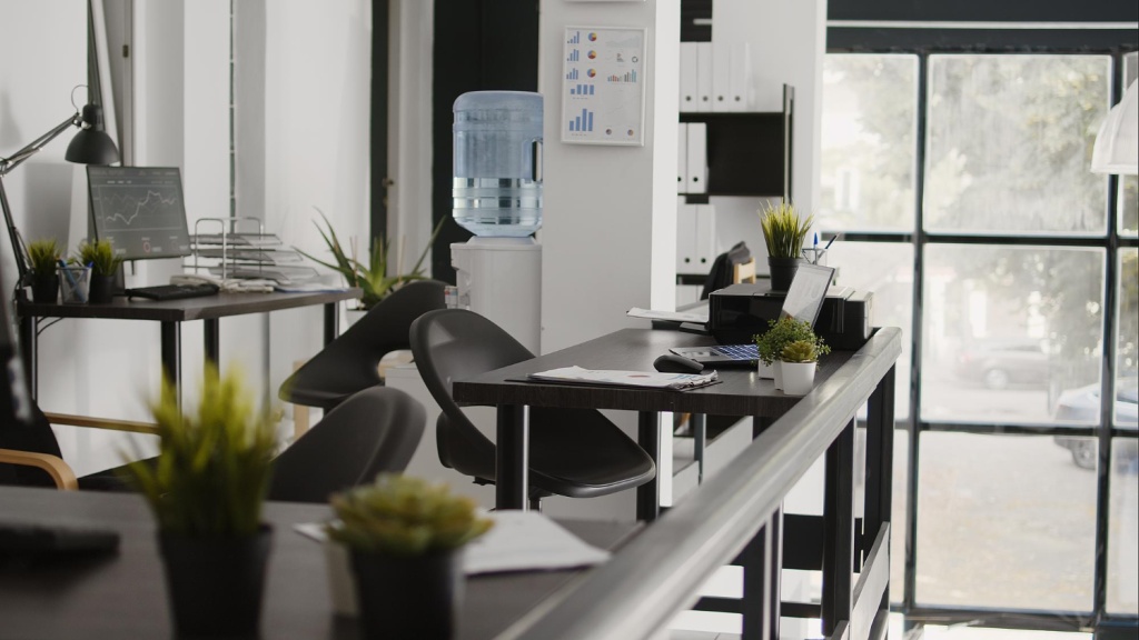 Американская сеть коворкингов WeWork уходит из России Американская сеть коворкингов WeWork уходит из России